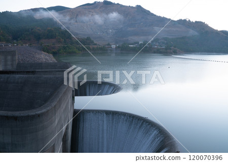 Photograph of Aodo Dam, a multipurpose dam built upstream of the Yasu River in Koka City, Shiga Prefecture. 120070396