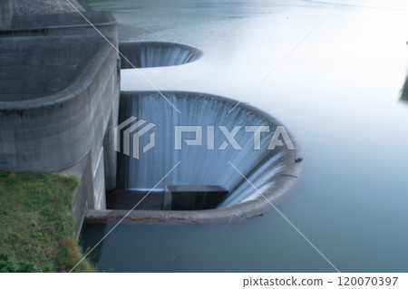 Photograph of Aodo Dam, a multipurpose dam built upstream of the Yasu River in Koka City, Shiga Prefecture. Photograph of Aodo Dam, a multipurpose dam built upstream of the Yasu River in Koka City, Shiga Prefecture. 120070397