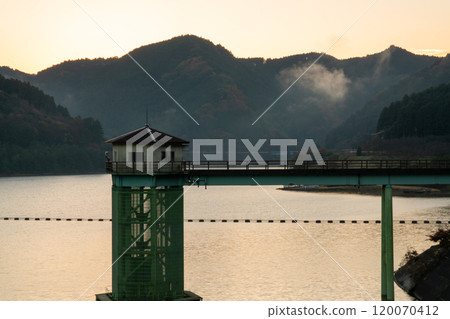 Photograph of Aodo Dam, a multipurpose dam built upstream of the Yasu River in Koka City, Shiga Prefecture. Photograph of Aodo Dam, a multipurpose dam built upstream of the Yasu River in Koka City, Shiga Prefecture. 120070412