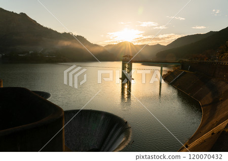 拍攝青戶水壩，這是一座建於滋賀縣甲賀市野須川上游的多功能水壩。 120070432