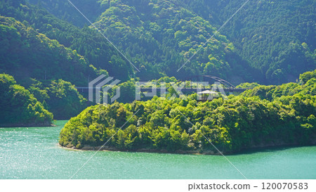 Scenery of Morimachi, Shuchi District, Shizuoka Prefecture (Kawasemi Bridge over Lake Kawase) 120070583