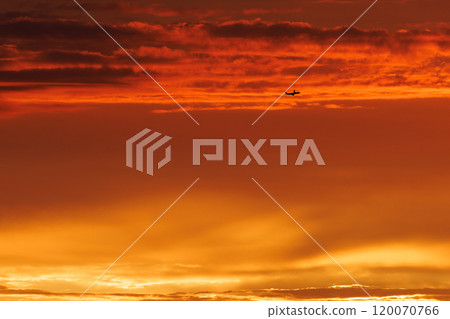 通過雲層中的差距看到的日落 120070766