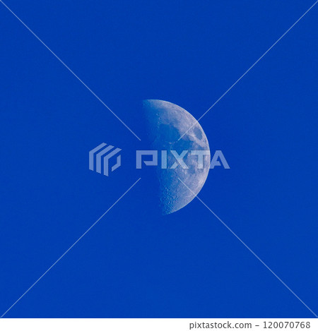 漂浮在藍天的白色月亮 120070768