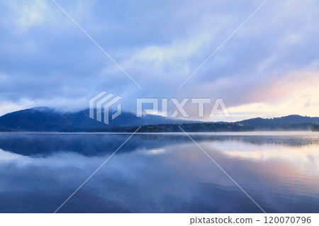 秋天的尾瀨 大瀨沼的清晨風景 秋天的尾瀨 大瀨沼的清晨風景 120070796