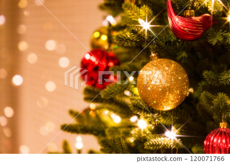 聖誕樹和聖誕裝飾品的照明[年底的形象] 120071766