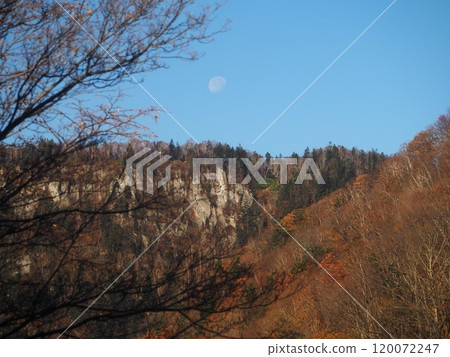 The mountains of Sounkyo lit up by the autumn foliage in late autumn The mountains of Sounkyo lit up by the autumn foliage in late autumn 120072247