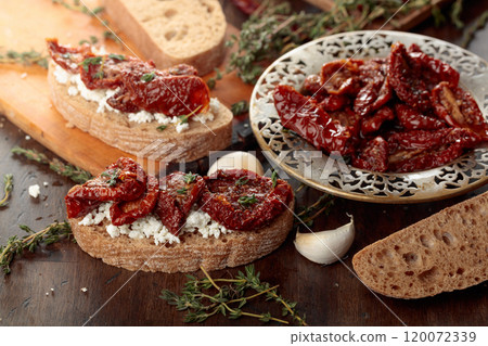 Open sandwich with homemade sun-dried tomatoes and cottage cheese. 120072339