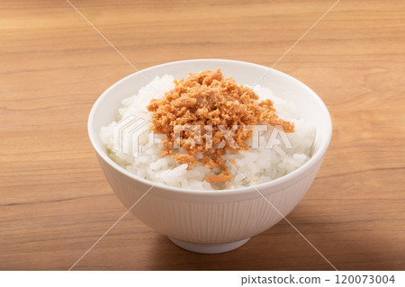 Grilled salmon, cod roe, and rice topped with seasonings 120073004