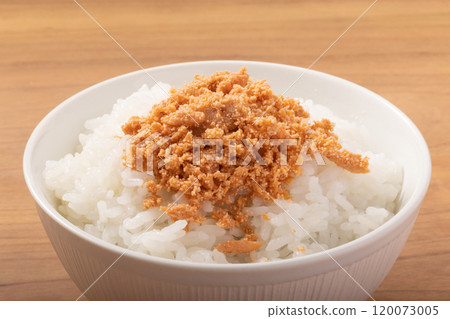 Grilled salmon, cod roe, and rice topped with seasonings 120073005