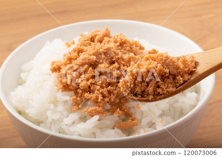 Grilled salmon, cod roe, and rice topped with seasonings 120073006