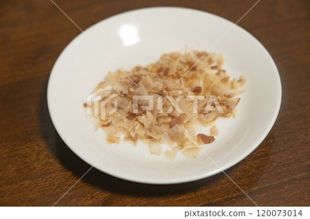 上面鋪有鰹魚片的白色小盤子的圖像（照片素材） 120073014