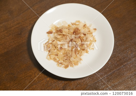 上面鋪有鰹魚片的白色小盤子的圖像（照片素材） 120073016