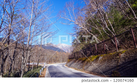Autumn foliage at Kamikochi in Matsumoto City, Nagano Prefecture in late autumn, and Okuhotaka covered with a small amount of snow 120074160