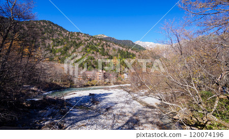 Autumn foliage at Kamikochi in Matsumoto City, Nagano Prefecture in late autumn, and Okuhotaka covered with a small amount of snow 120074196