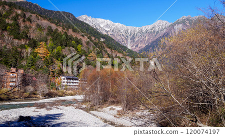 Autumn foliage at Kamikochi in Matsumoto City, Nagano Prefecture in late autumn, and Okuhotaka covered with a small amount of snow 120074197