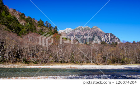 長野縣上高地、松本市和奧穗高的深秋紅葉,有輕微的積雪 長野縣上高地、松本市和奧穗高的深秋紅葉,有輕微的積雪 120074204