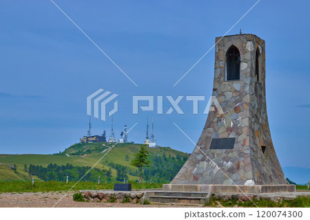 Looking towards the evacuation tower symbol (Utsukushi Tower) and antennas on the Utsukushigahara Plateau in Nagano 120074300