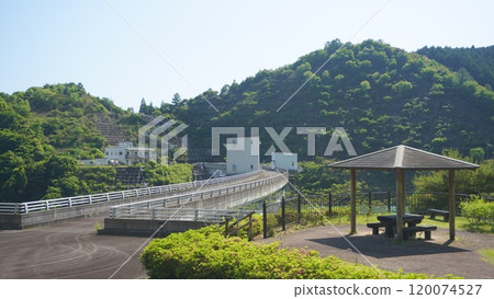 Scenery of Morimachi, Shuchi District, Shizuoka Prefecture (pathway and rest area at the top of the Otagawa Dam) 120074527