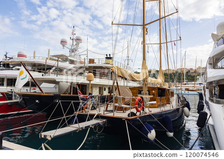 摩納哥港，景觀與豪華遊艇 120074546