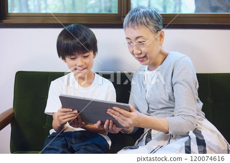 孫子和祖母在家一起享用平板電腦 120074616