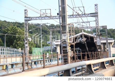 subway station on the ground 120074661