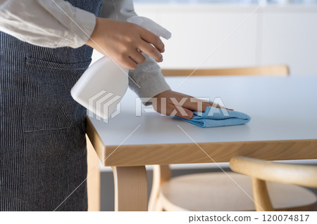 Clean with disinfectant spray Clean with disinfectant spray 120074817