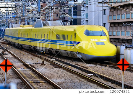 The happy yellow bullet train heads to Shin-Yokohama Station... Tokaido Shinkansen Doctor Yellow "923" 120074831