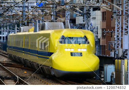 The happy yellow bullet train heads to Shin-Yokohama Station... Tokaido Shinkansen Doctor Yellow "923" The happy yellow bullet train heads to Shin-Yokohama Station... Tokaido Shinkansen Doctor Yellow "923" 120074832