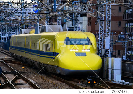 The happy yellow bullet train heads to Shin-Yokohama Station... Tokaido Shinkansen Doctor Yellow "923" 120074833