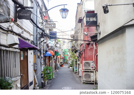 新宿歌舞伎町黃金街的昭和復古招財街 120075168