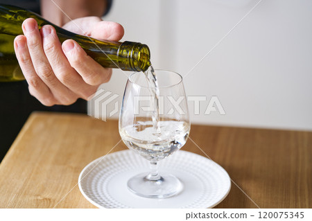 將清酒倒入玻璃杯中的品嚐圖像 120075345