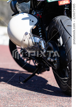 旅遊時停放的摩托車和頭盔 120075495