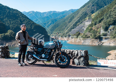 又開始騎自行車的中年男子 120075498