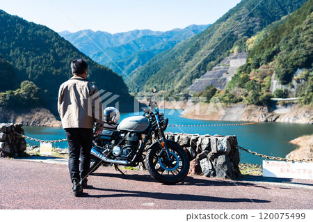 A middle-aged man who started riding a motorcycle again A middle-aged man who started riding a motorcycle again 120075499