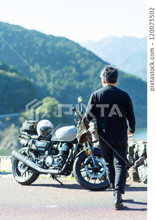 又開始騎自行車的中年男子 又開始騎自行車的中年男子 120075502