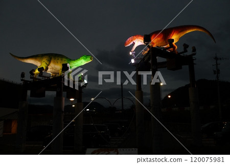 恐龍在夜色中肆虐 120075981