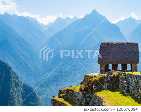 The house of the guardian overlooking the lost inca city Machu Picchu, Peru 120076084
