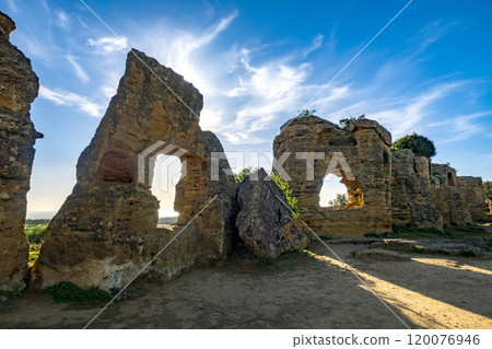 walls with archs  120076946