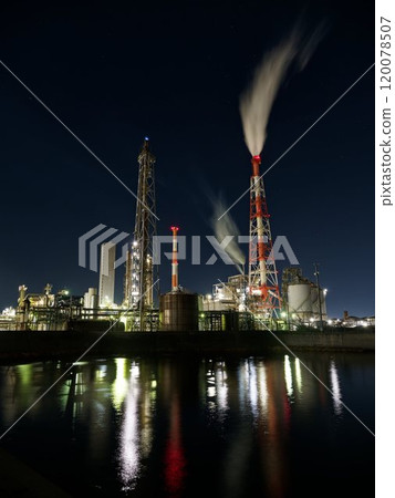 Night view of the factories in the Aboshi industrial area in Himeji, Hyogo Prefecture 120078507