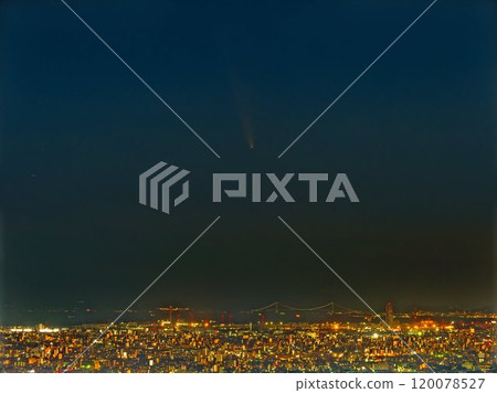 黃昏時分的大阪夜景，志金山和阿特拉斯彗星 120078527