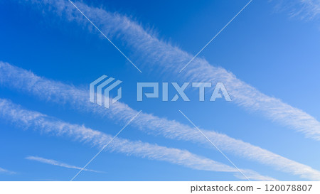 龍雲在傍晚的藍天中流動 龍雲在傍晚的藍天中流動 120078807