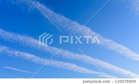 龍雲在傍晚的藍天中流動 120078809
