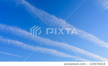 龍雲在傍晚的藍天中流動 120078810