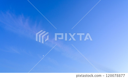 龍雲在傍晚的藍天中流動 120078877