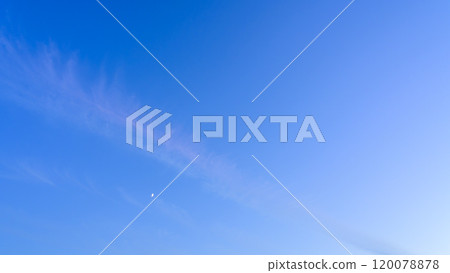 龍雲在傍晚的藍天中流動 120078878