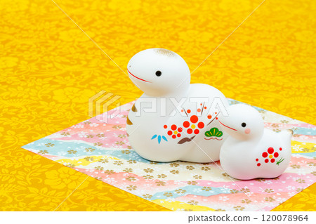 Stock Photo: The zodiac sign for 2025 is the snake (Mi, snake) New Year's card material for the year of the snake (Japanese style, Japanese paper, Chiyogami, New Year's accessories) 120078964