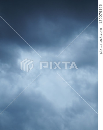 烏雲營造出令人不安的氣氛 烏雲營造出令人不安的氣氛 120079366
