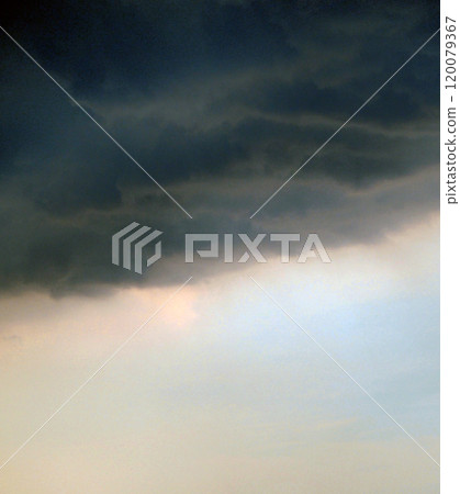 烏雲營造出令人不安的氣氛 烏雲營造出令人不安的氣氛 120079367
