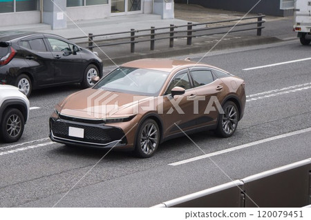轎車在路上行駛時具有SUV的外觀 轎車在路上行駛時具有SUV的外觀 120079451