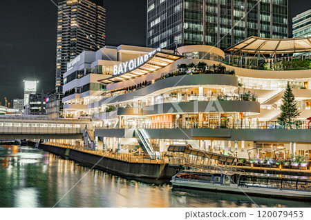 港區未來的夜景 120079453